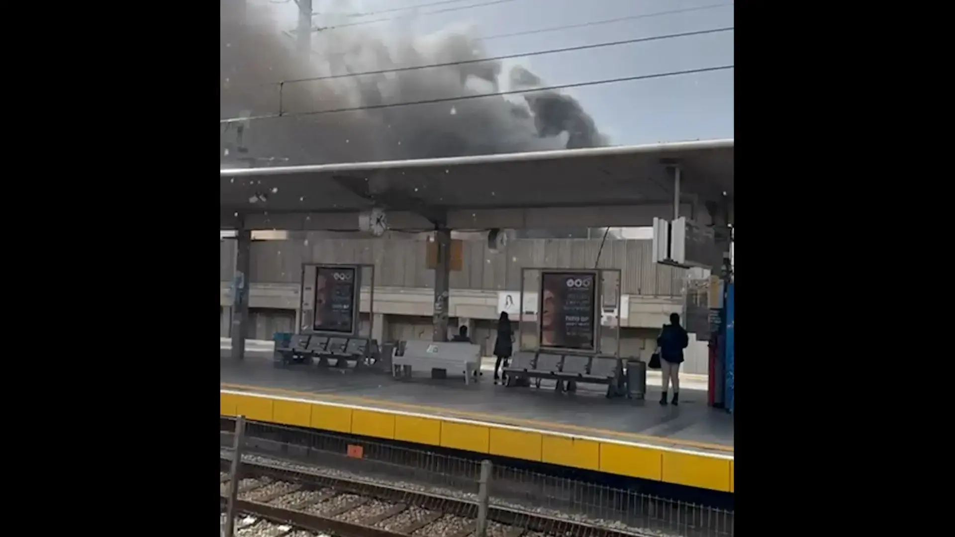 שריפה פרצה סמוך לתחנת רכבת בתל אביב, עשן אדיר פוקד את האזור