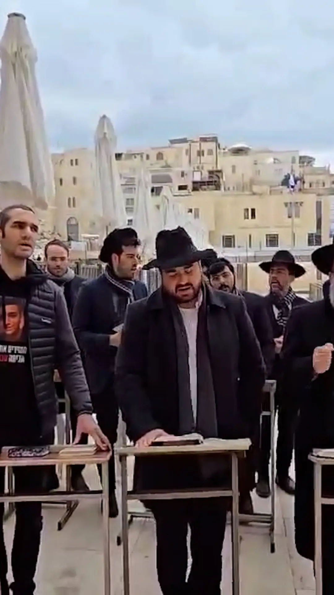 רב הכותל דורש: להשיב את אבן הכותל שהועברה לנתב"ג למקומה