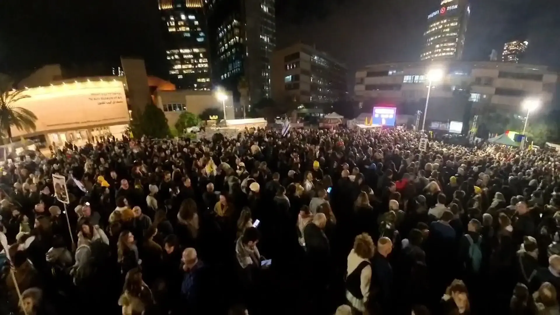 אלפים מציינים יום הולדת לאלון אהל; אמו: "הילד שלי בשלשלאות, דחיית השחרור שוברת לב"
