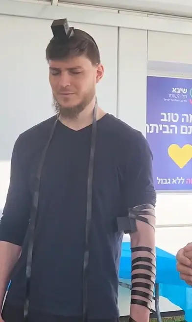 שורד השבי סשה טרופנוב הניח תפילין לצד הרב הראשי של רוסיה