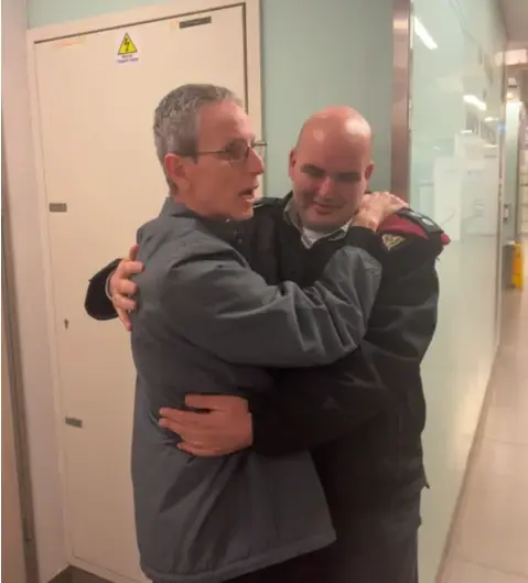 "דיברנו עליך בשבי": המפגש המרגש של "איש הלגו" עם שורד השבי אוהד בן עמי