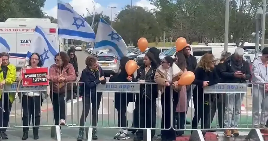 סקר חדש: גנץ ולפיד ממשיכים לצנוח - וזה מי שגורף את כל הקופה