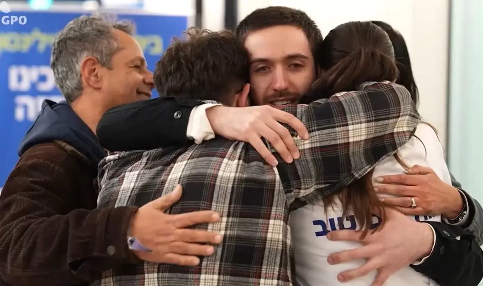 שורד השבי עומר שם טוב: "עכשיו אני כאן, כדי להשמיע את קולם של אלו שעדיין שם"