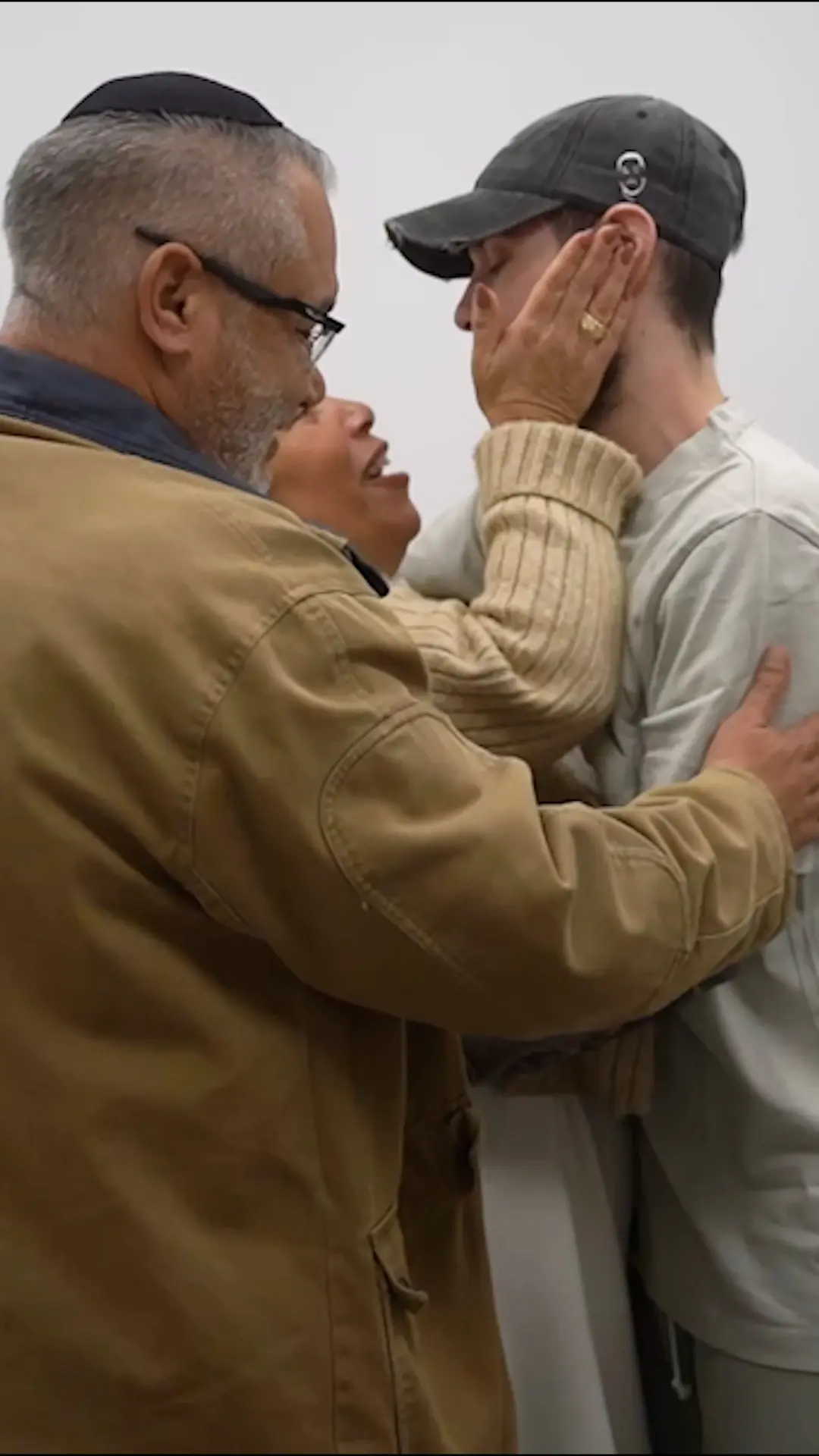 שורד השבי בהצעה מפתיעה: "תנו לחטופים ללחוץ על הכפתור שהורג מחבלים"