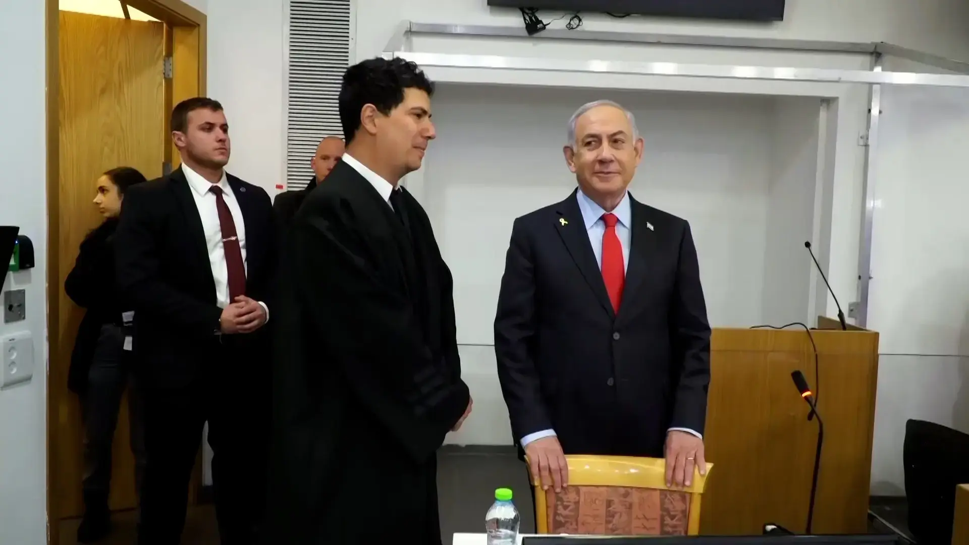 למרות הפסקה בעדותו, נתניהו בחר לא להגיע לצפות בהלווית משפחת ביבס בכיכר החטופים