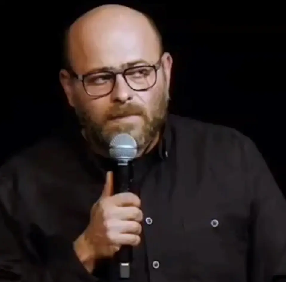 הקומיקאי הערבי-ישראלי נידאל בדארנה נעצר כי "התבדח על החטופים"