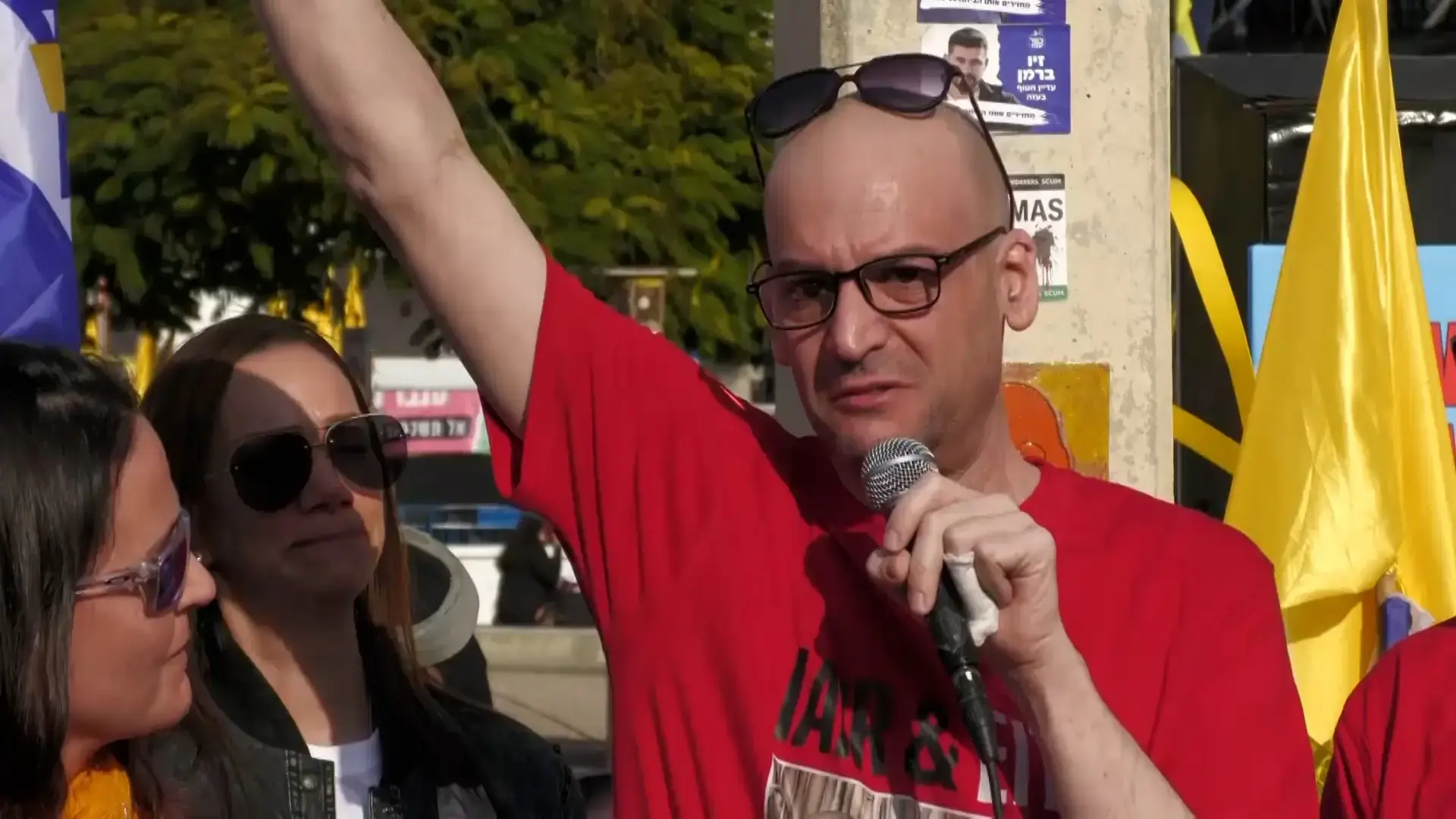 שורד השבי יאיר הורן הגיע לכיכר החטופים: ספד לבני משפחת ביבס
