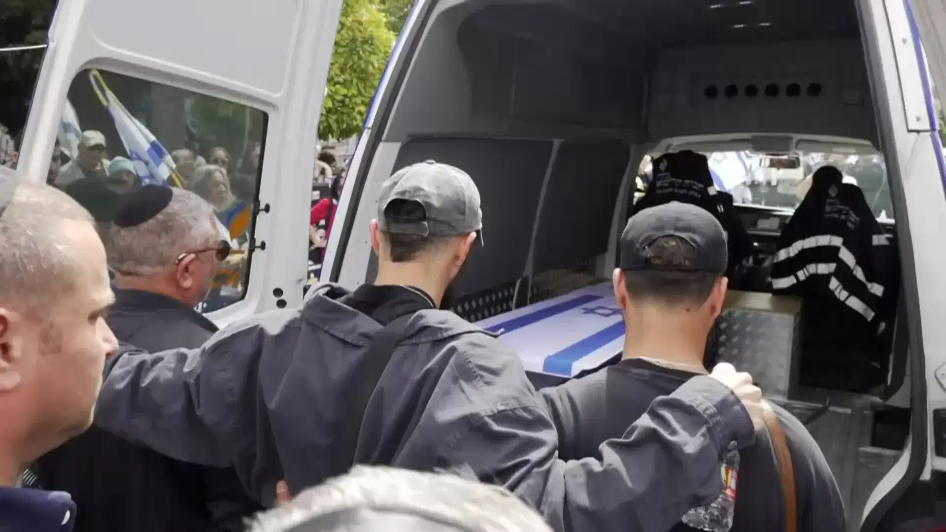 דני אלגרט במסע ההלוויה של אחיו: "ראש הממשלה שלך הכניע אותך באמצעות הטרפוד"