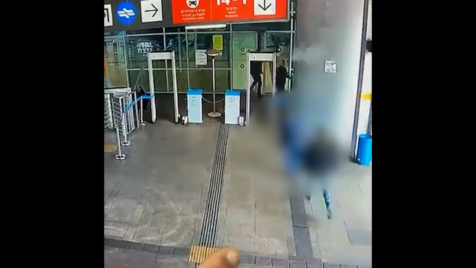 מתנפל, דוקר שוב שוב - ומנוטרל: תיעוד הדרמה בפיגוע בחיפה | קשה לצפייה