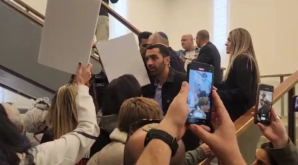 סבא של החטוף מתן אנגרסט נדחף באלימות ואיבד הכרה בכנסת, שדובריה מסרו: "תתבצע בדיקה"