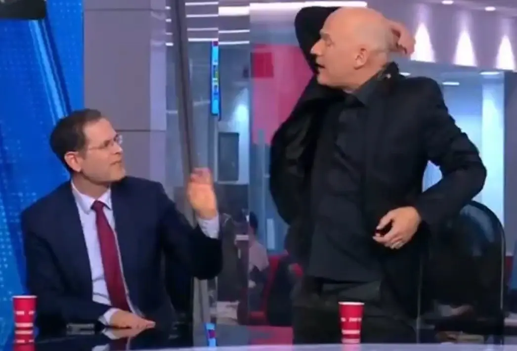 "לא אשב ליד האיש השפל הזה!": גיא פלג נטש בזעם את אולפן חדשות 12