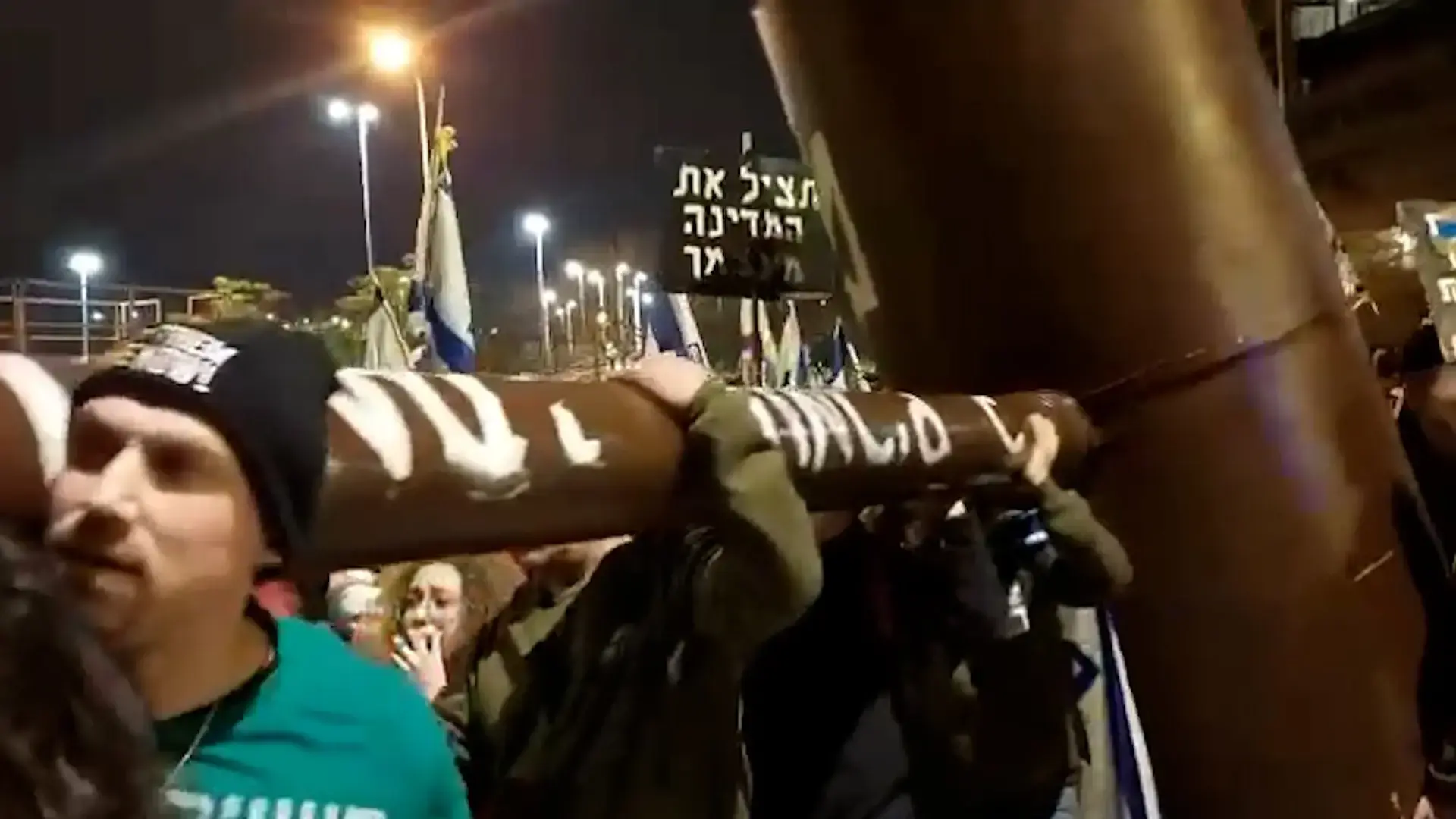 "תציל את המדינה מעצמך": הפגנות מול בתיהם של יריב לוין וישראל כ"ץ