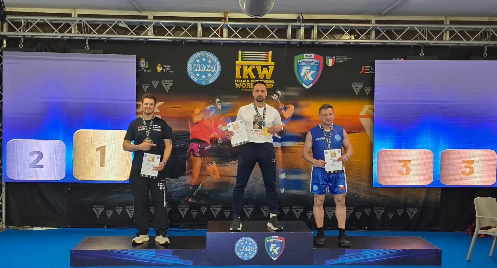 לבוש בחולצות עם תמונות של נופלים על הפודיום: לוחם שב"ס שקוטף אליפויות בעולם