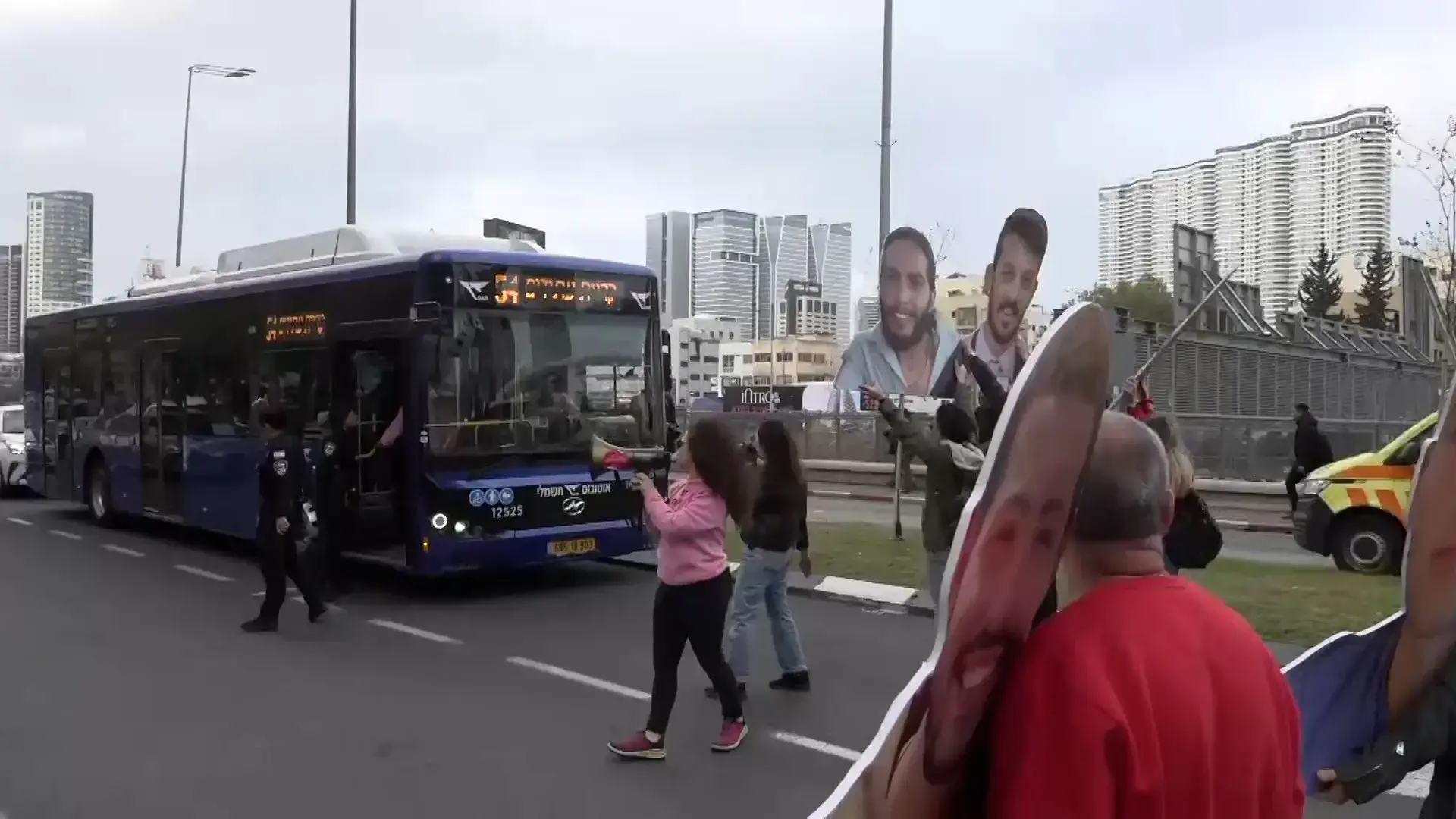 גבר תקף קרובי משפחה של חטופים בהפגנה בתל אביב