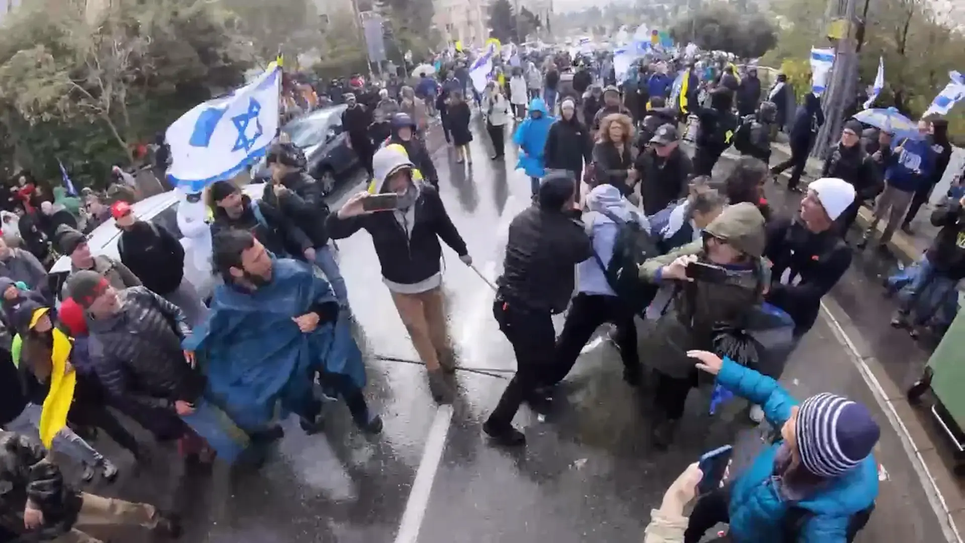 עם מכתזיות ובואשים: עימותים בהפגנה נגד פיטורי ראש שב"כ בירושלים