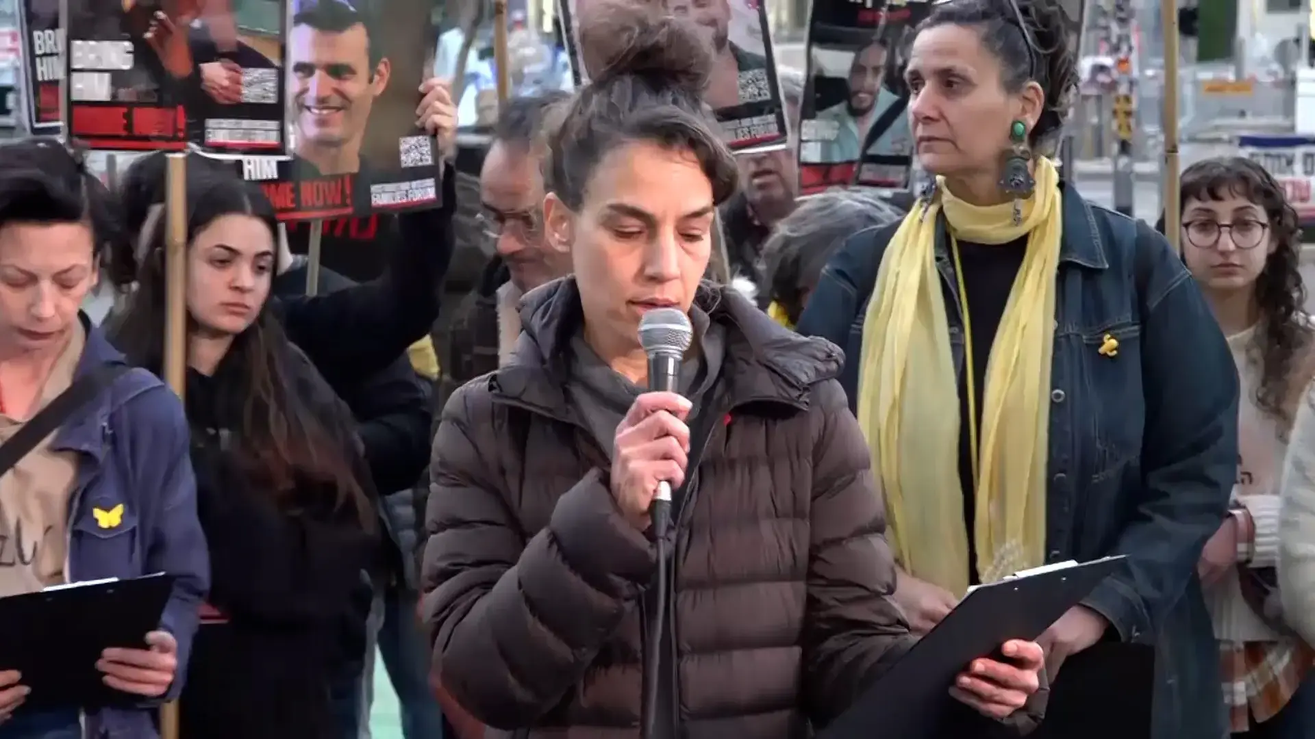 "פונים בדחיפות לטראמפ - נתניהו מנהל הונאה": משפחות חטופים בהצהרה משער בגין