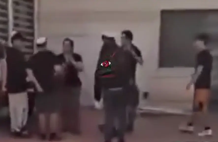 סערה בגימנסיה הרצליה: פעילי מפלגת נעם הציעו תפילין לתלמידים - המנהל זעם