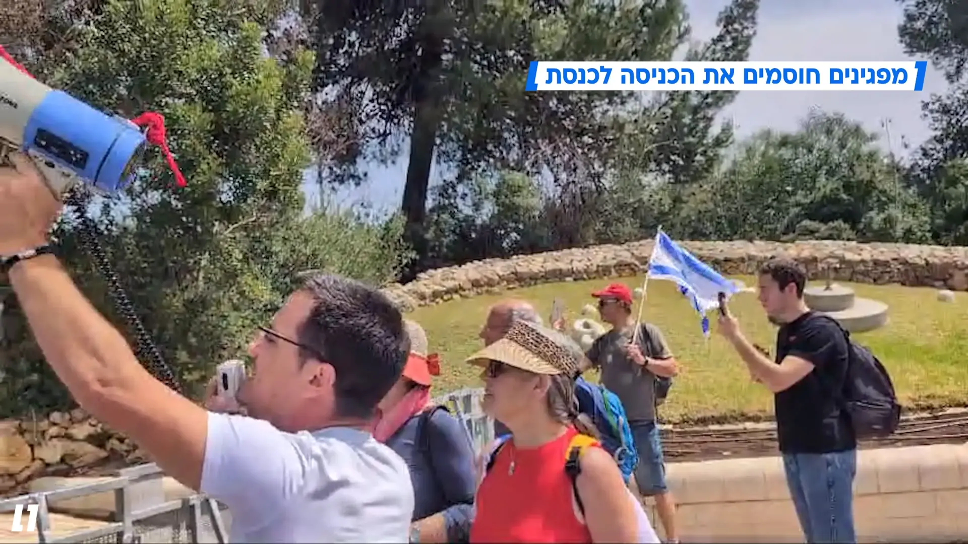מפגינים חסמו את הכניסה לכנסת, כ"ץ הגיע להצבעה על התקציב במסוק
