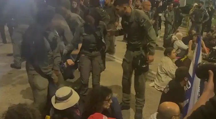 המחאה על התקציב: המשטרה פינתה מפגינים שחסמו את הכניסה לכנסת