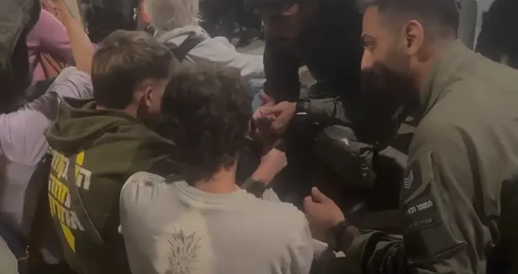עשרות הפגינו מול משכן הכנסת: "ילד שישב בשבי לא חוזר אותו דבר"