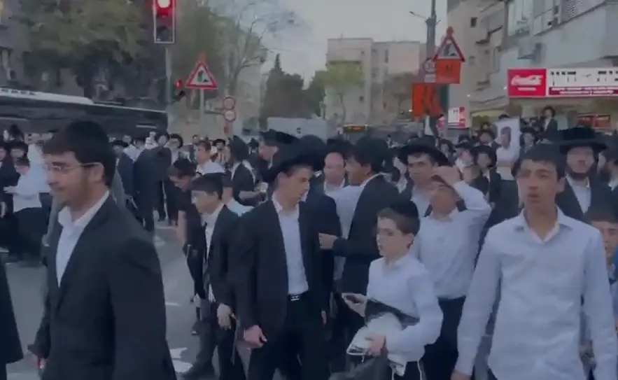 אבן לקסדת השוטרת, נזק לאוטובוסים וקריאות "נאצים": מהומה בהפגנה נגד הגיוס בבירה