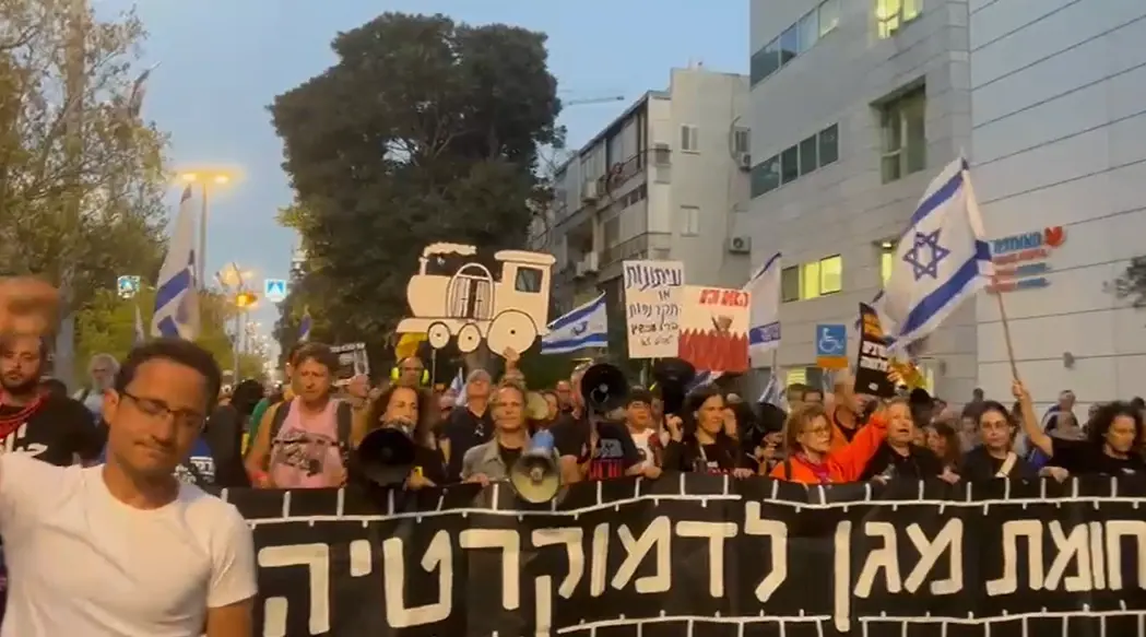 מדינה במחאה: צעדה משגרירות הונגריה בת"א, ומחאות מול בתי חברי הממשלה