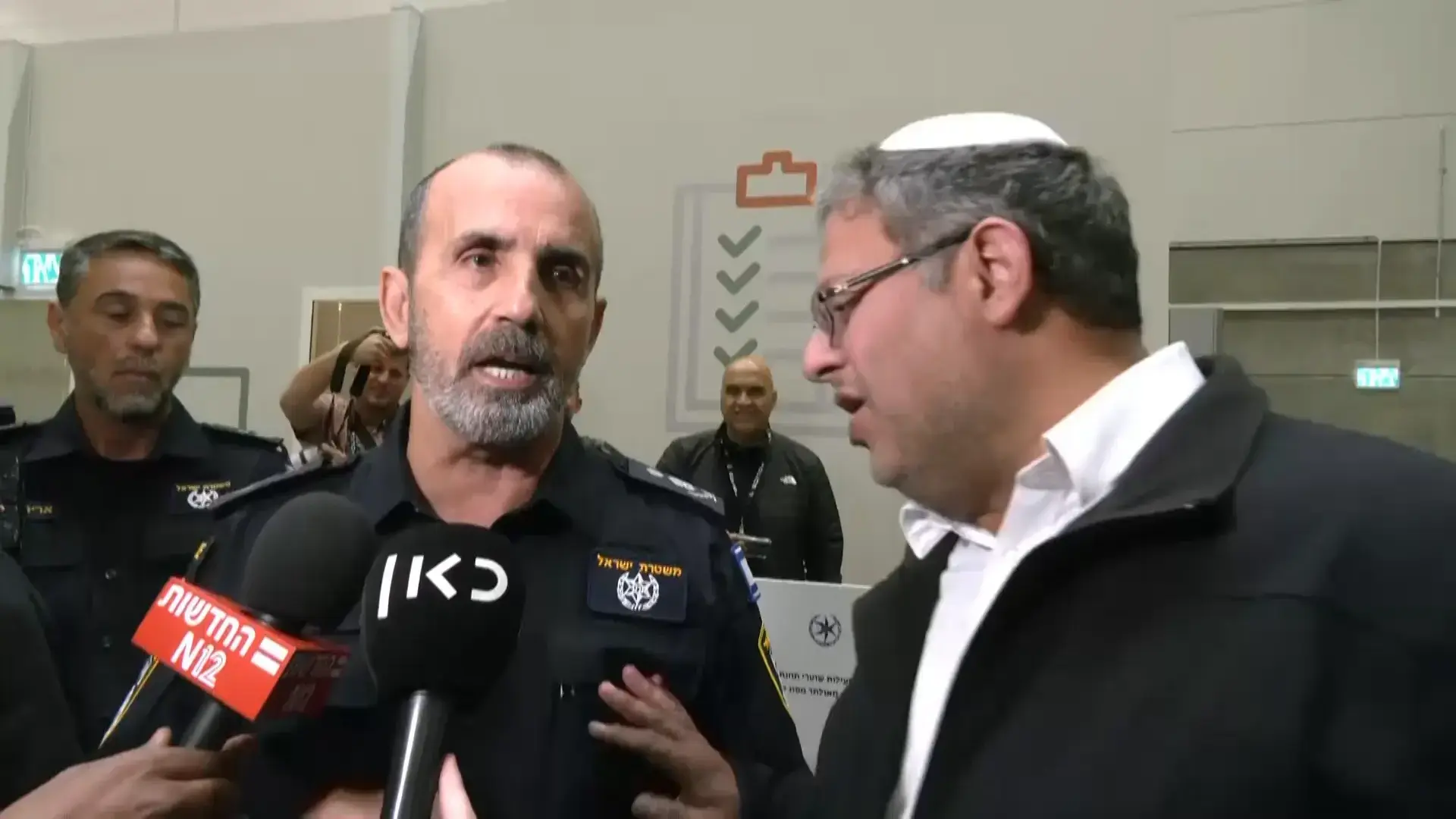 משרת עם רובה בעזה, ובחופשה אסור לו לשאת אקדח