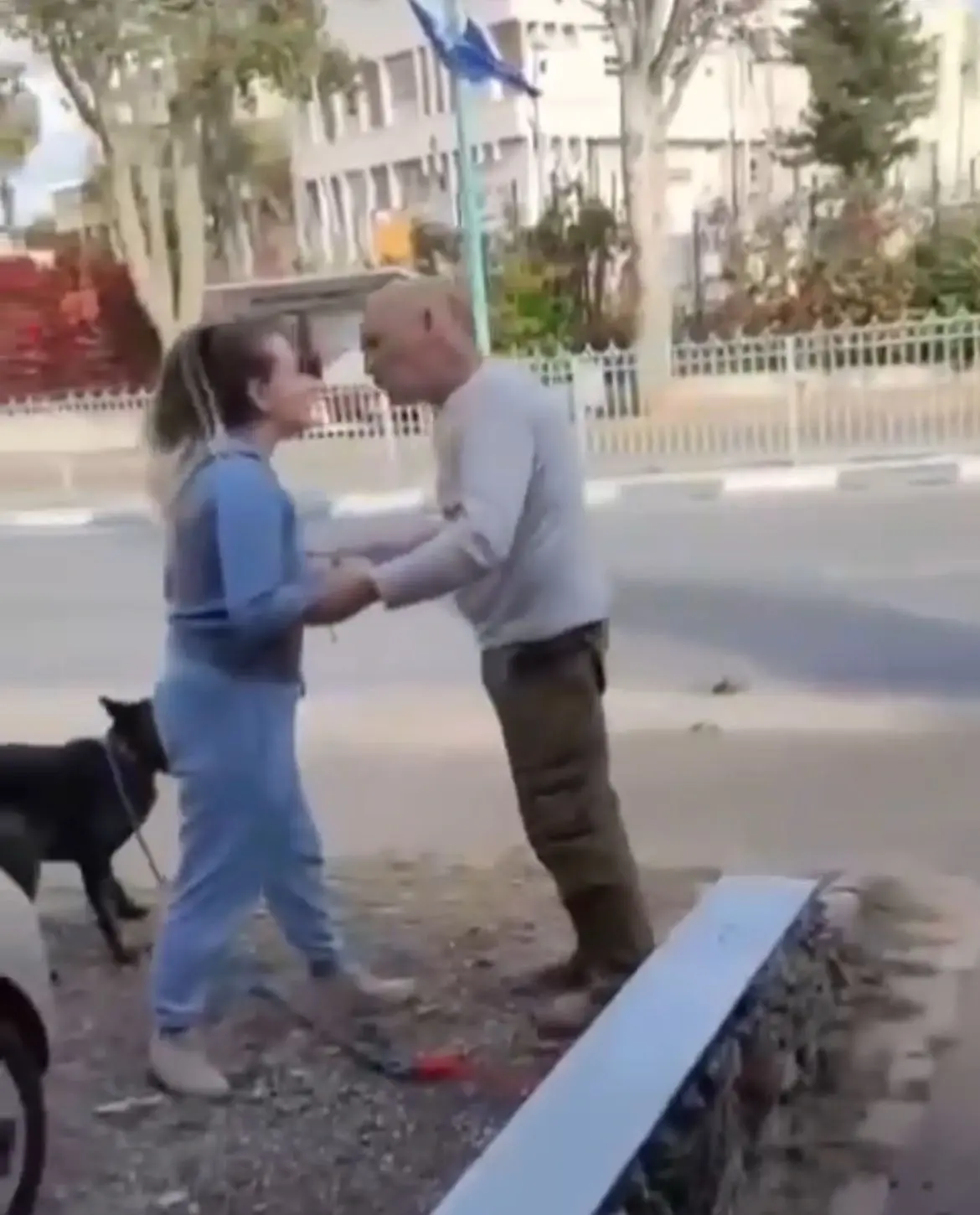 טענות הנאשם בתקיפת אישה וכלבה בפ"ת נדחו: "נהג באלימות. דפוס שחוזר על עצמו"