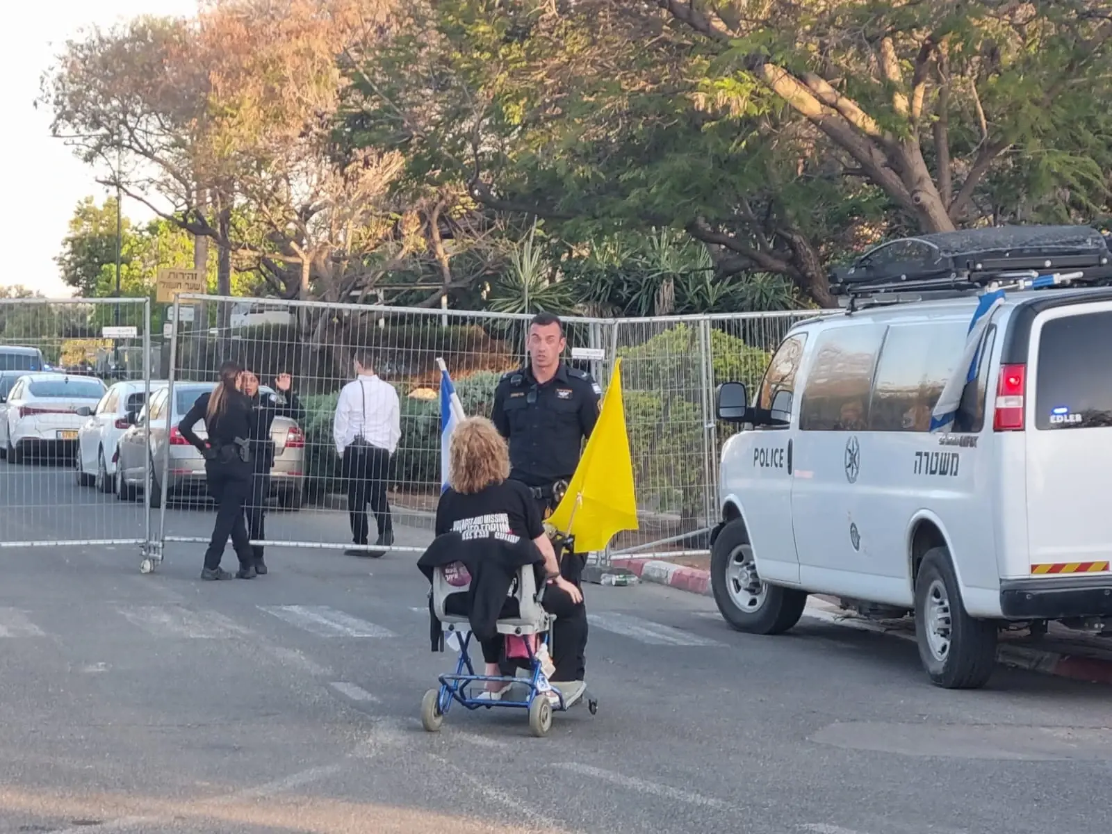 המשטרה ניסתה למנוע ממפגינים להתארח במושב מזור - לקראת הגעת נתניהו למימונה