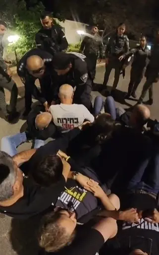 לפני ה"הצהרה המיוחדת": השאלות שעליהן משפחות החטופים תבעו מנתניהו להשיב