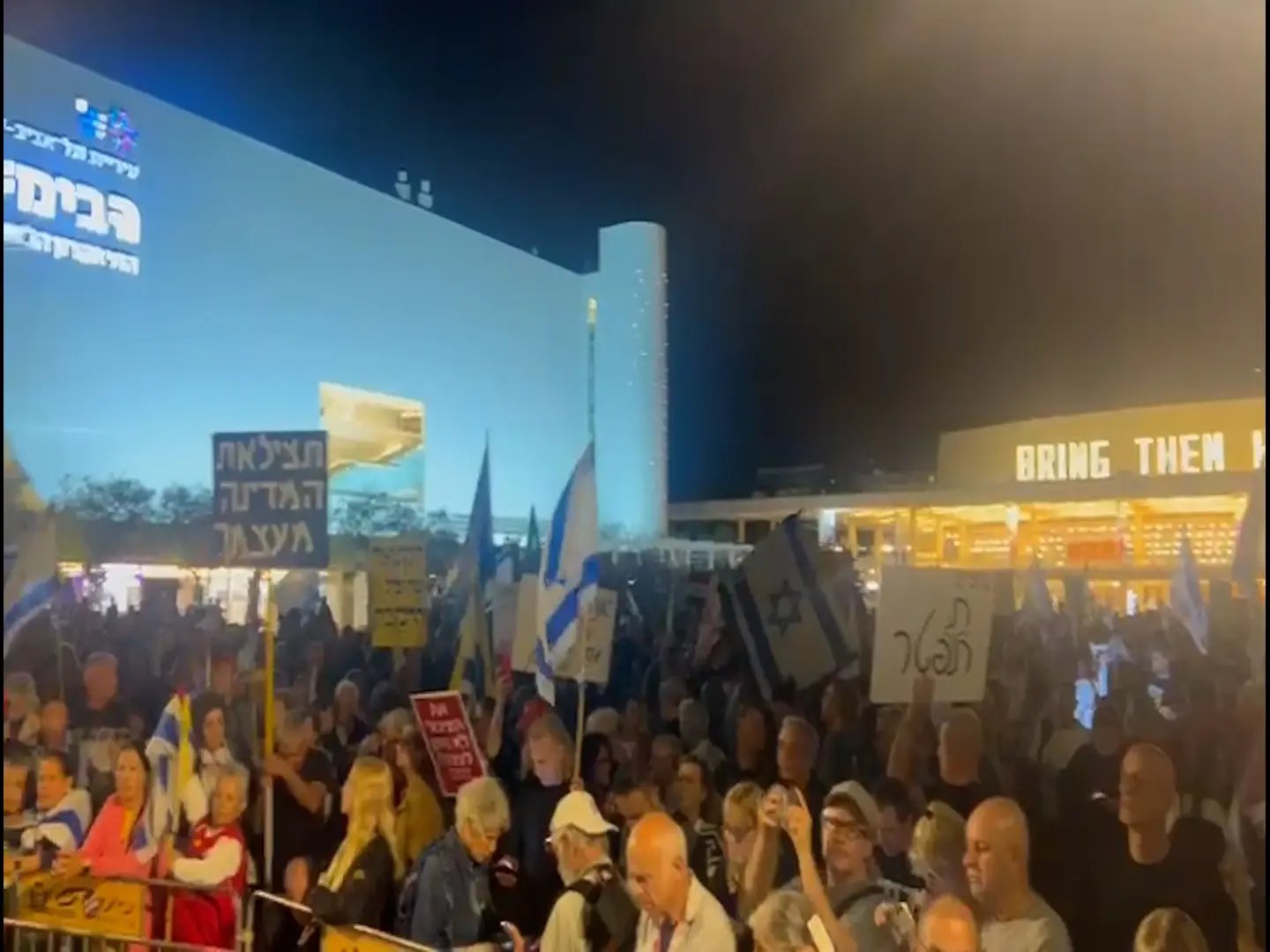 אלפים הפגינו בכיכר הבימה: "צונאמי של התנגדות זה כבר לא מיעוט"