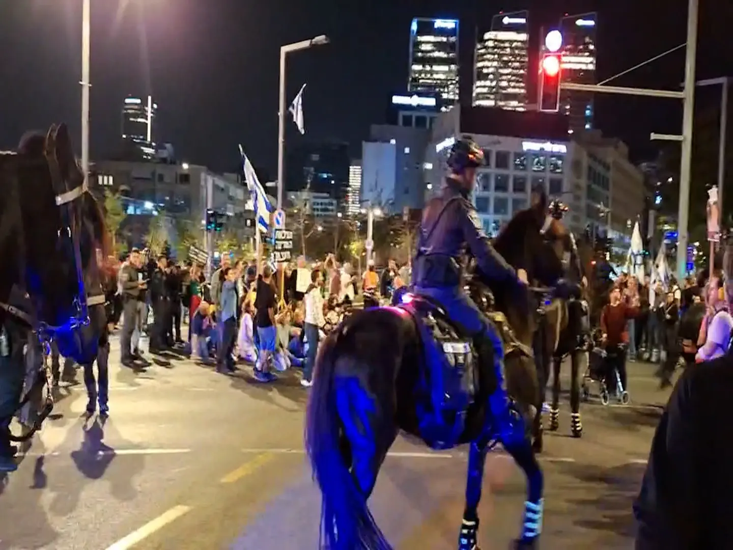 ראש שב"כ לשעבר עמי איילון קרא למרי אזרחי בעצרת המחאה