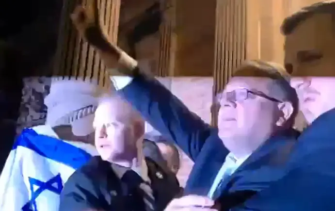 באירוע ההנצחה לאסון התאומים: ניאו נאצים מחו נגד יהודים | צפו