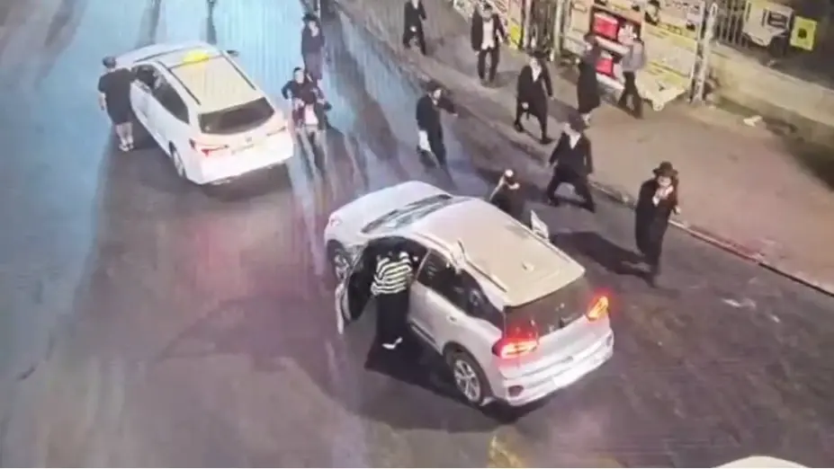 תיעוד: חרדי תולש דגל ישראל מרכב בזמן צפירת יום הזיכרון | צפו