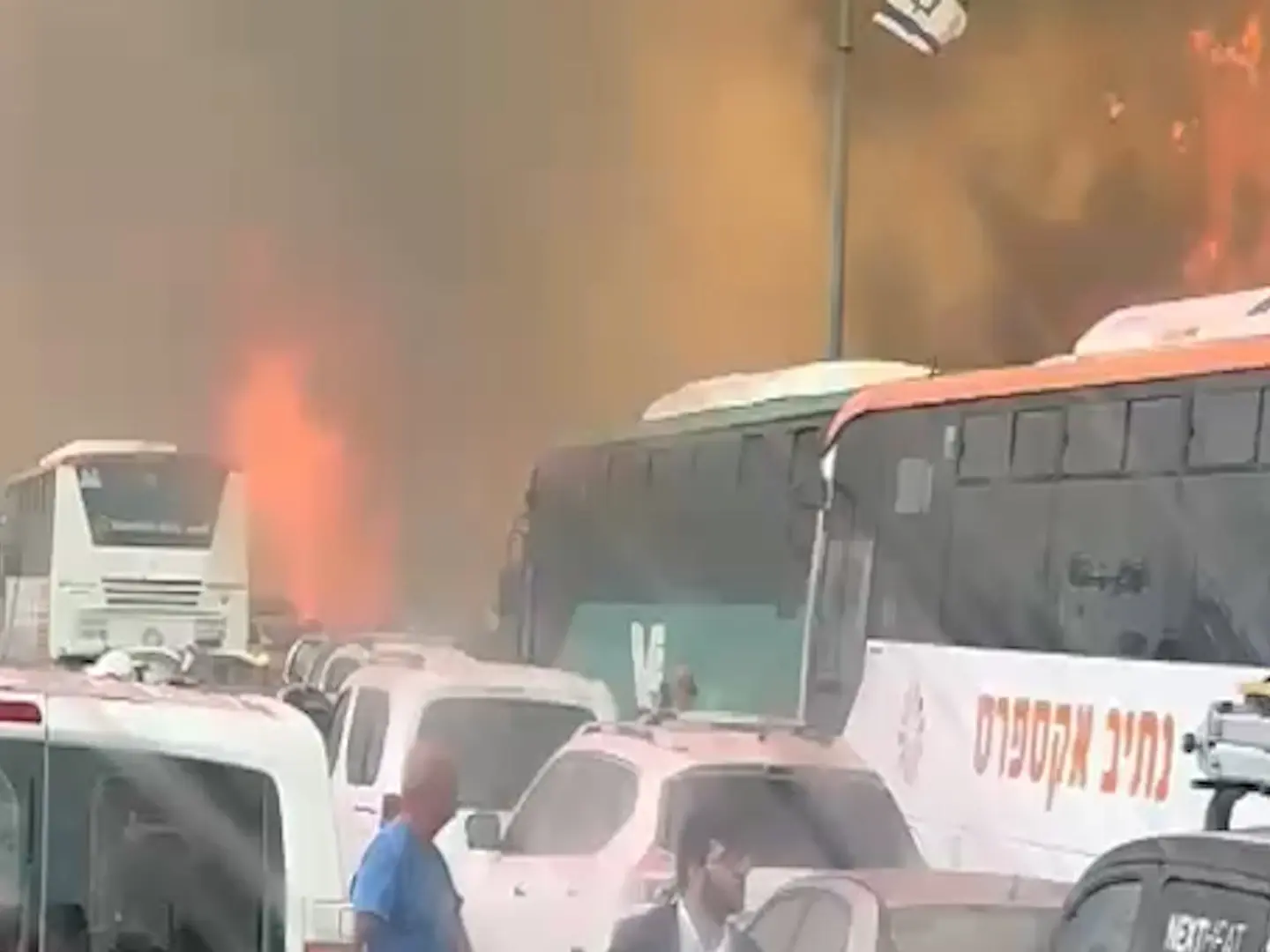 נוטשים את רכביהם ונמלטים מהלהבות: רגעי האימה בכביש 1 | תיעוד