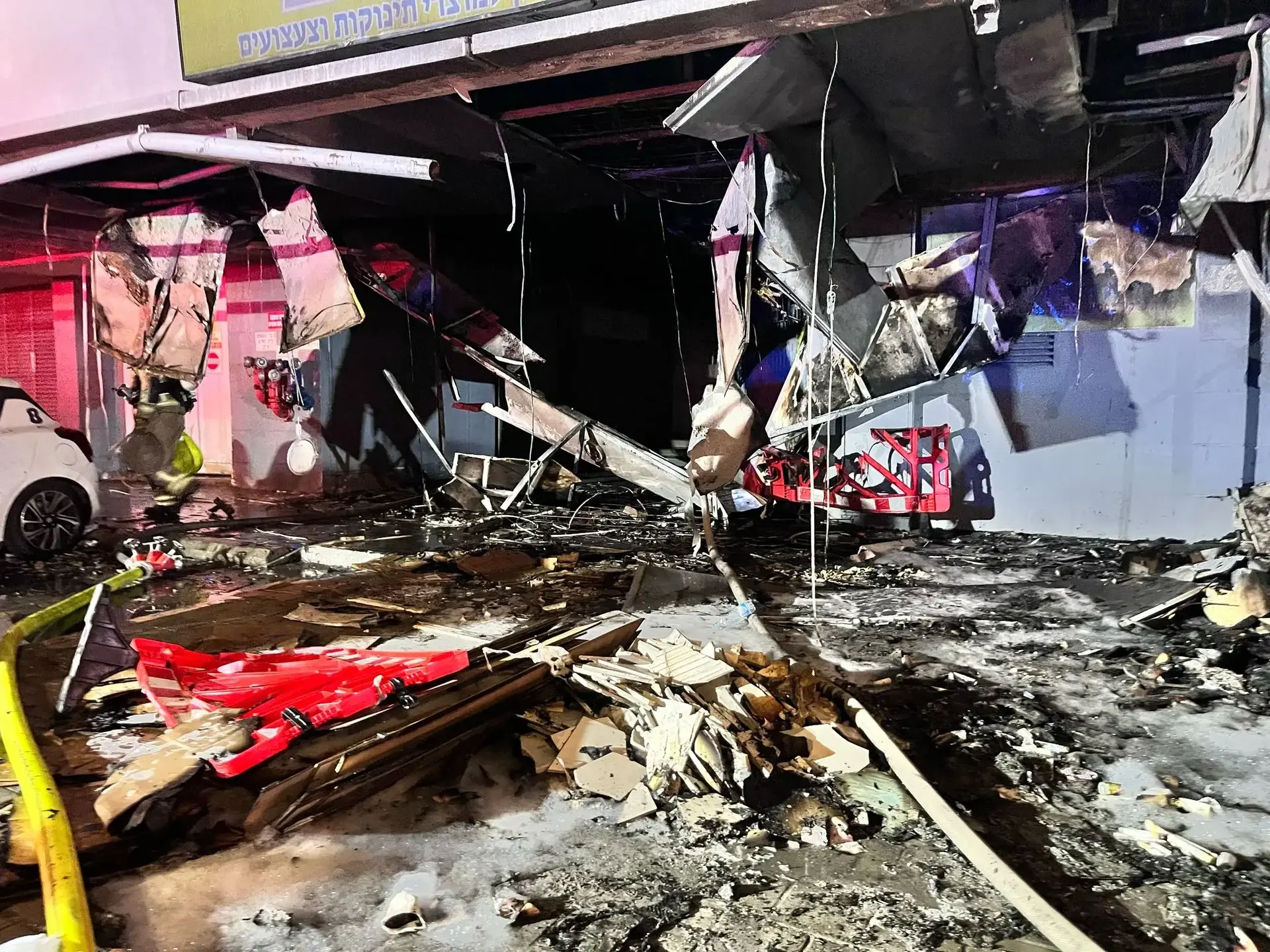 חשד להצתה במרכז רפואי "מדיקל קר" בבת ים: דיווחים על לכודים
