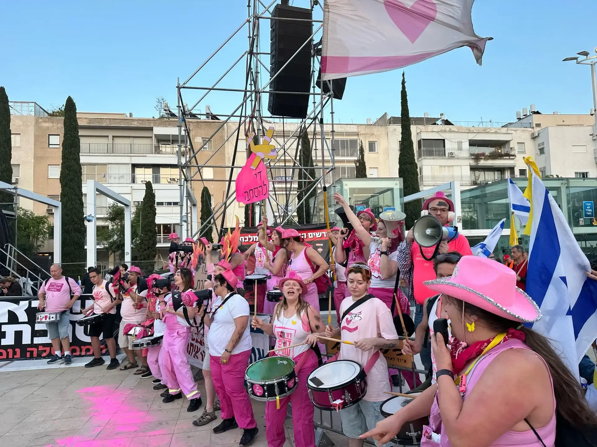 אלפים מפגינים בכל רחבי הארץ: "מה שהיה לא יהיה! עשרות שנים שתקנו, אך לא עוד"