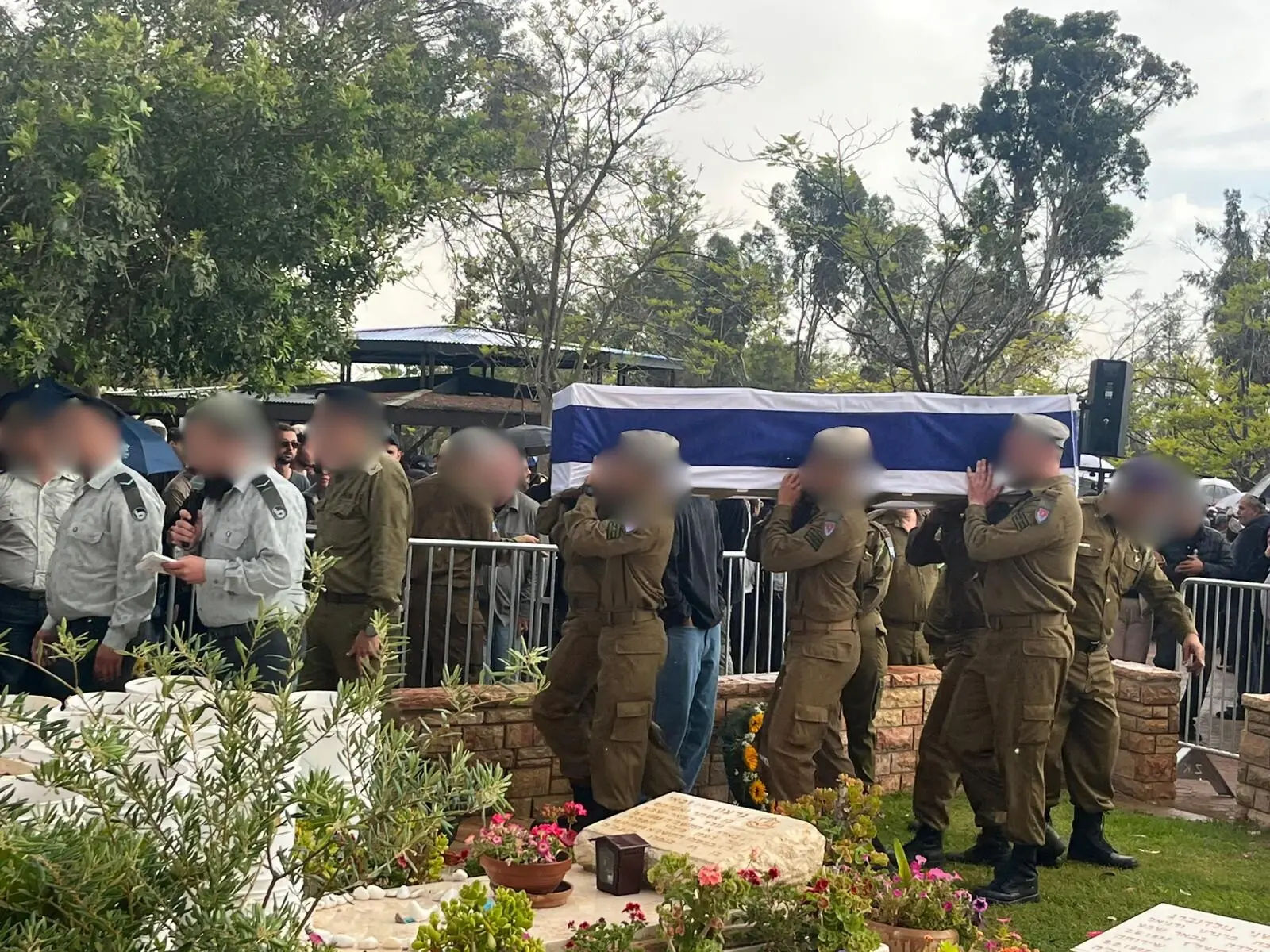 מאות ליוו את אסף זמיר שנפל ברצועה, בדרכו האחרונה: "ילד גיבור שלי, אני מצדיע לך"