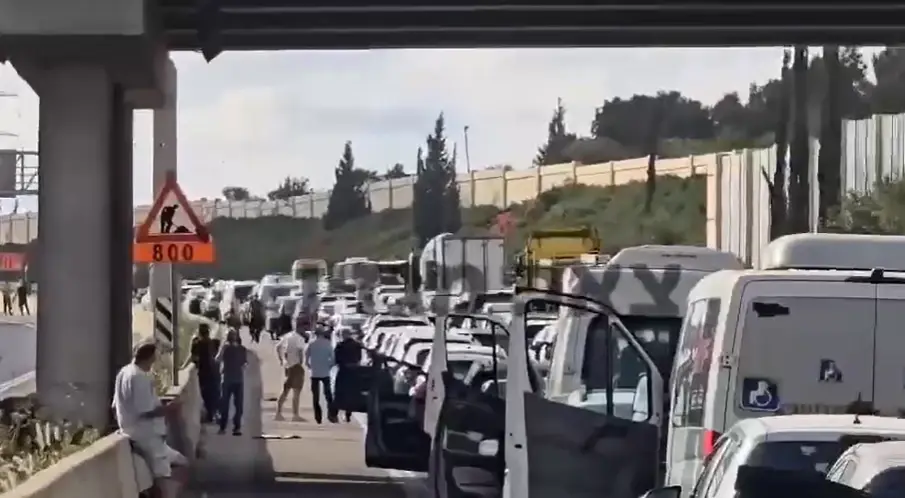 בהלה בכביש 431: מטען חבלה עטוף בדגל ישראל נוטרל — נמנע אסון כבד