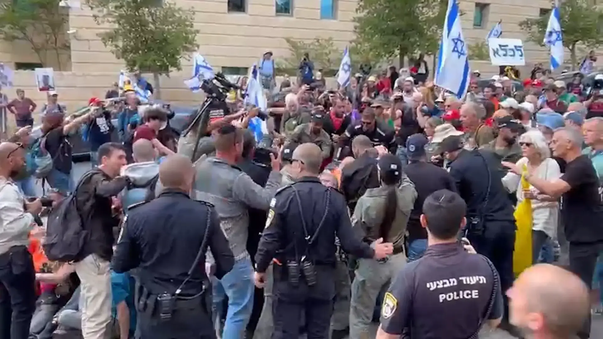 "שמים סוף לקואליציה הקטארית": מאות מפגינים מחוץ למשרדי הממשלה, המשטרה מנסה לפנותם
