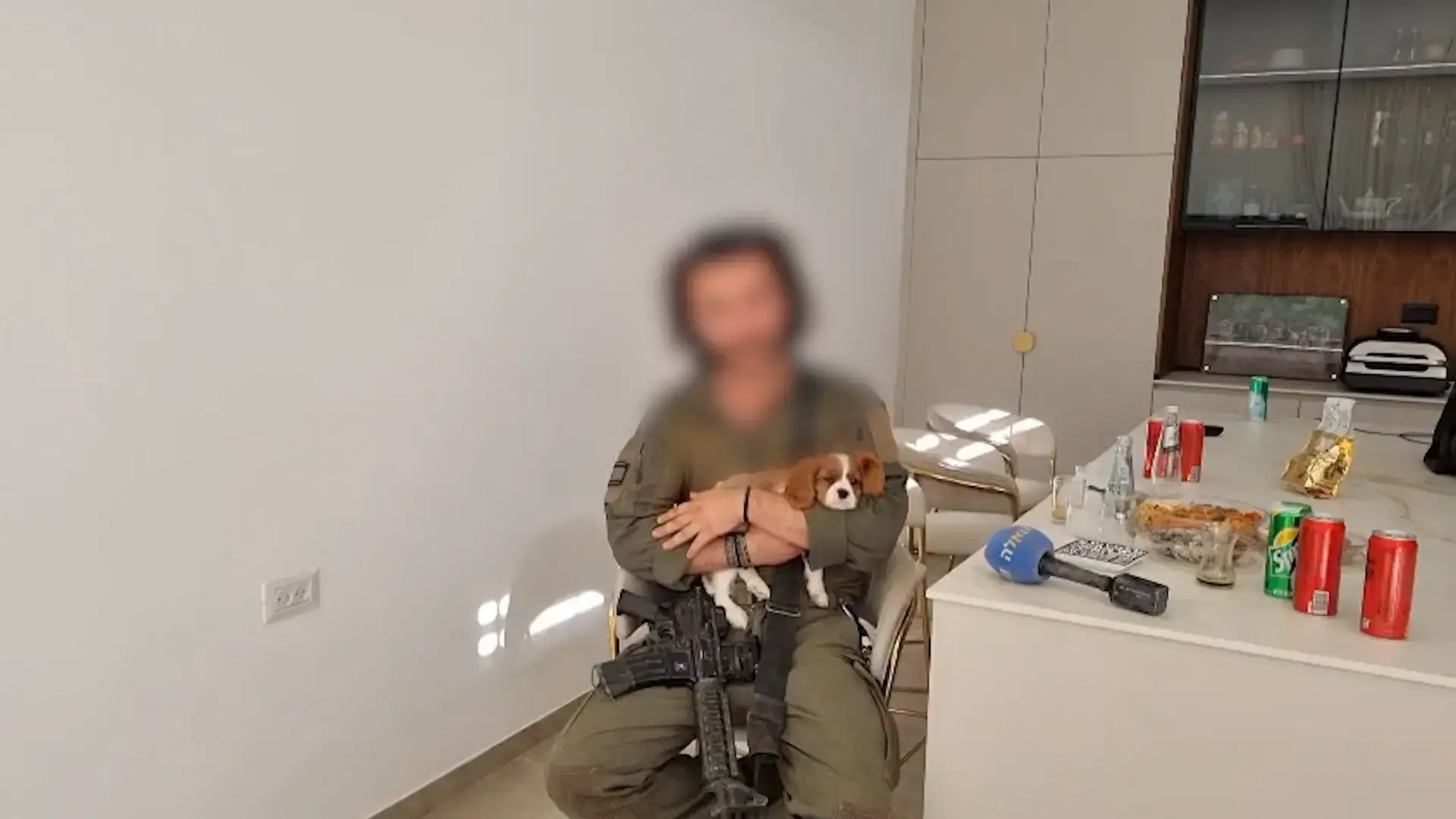 החייל שהחזיר את הכלבה מעזה – קיבל גור כלבים במתנה: "אקרא לו גדעון, על שם הגדוד" | צפו