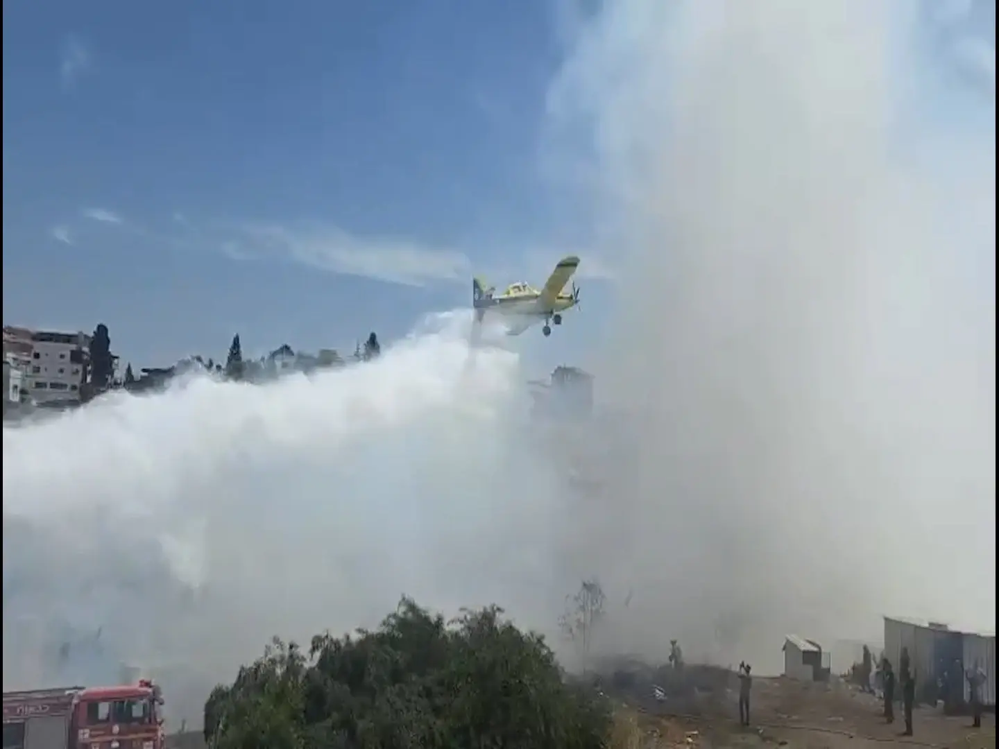 שריפה פרצה בוואדי סמוך לכביש 9 בירושלים, צוותי כיבוי משתלטים על האש