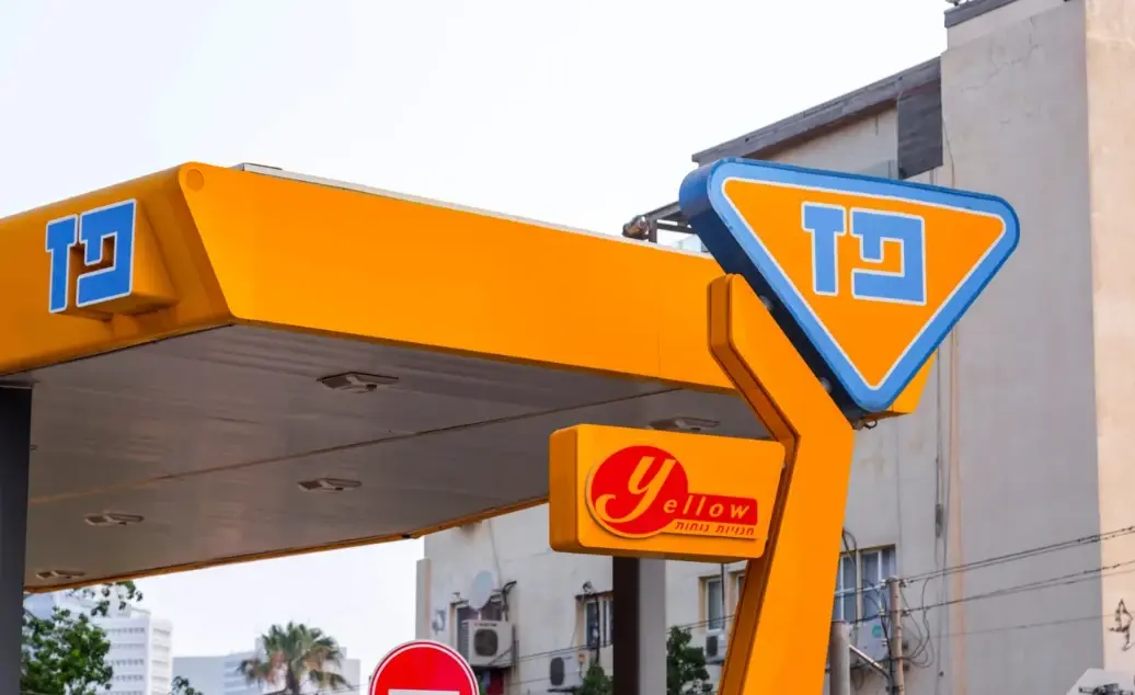 "הראש כבר היה בחוץ": הרופא עצר לתדלק ומצא את עצמו מיילד אישה בתחנת דלק