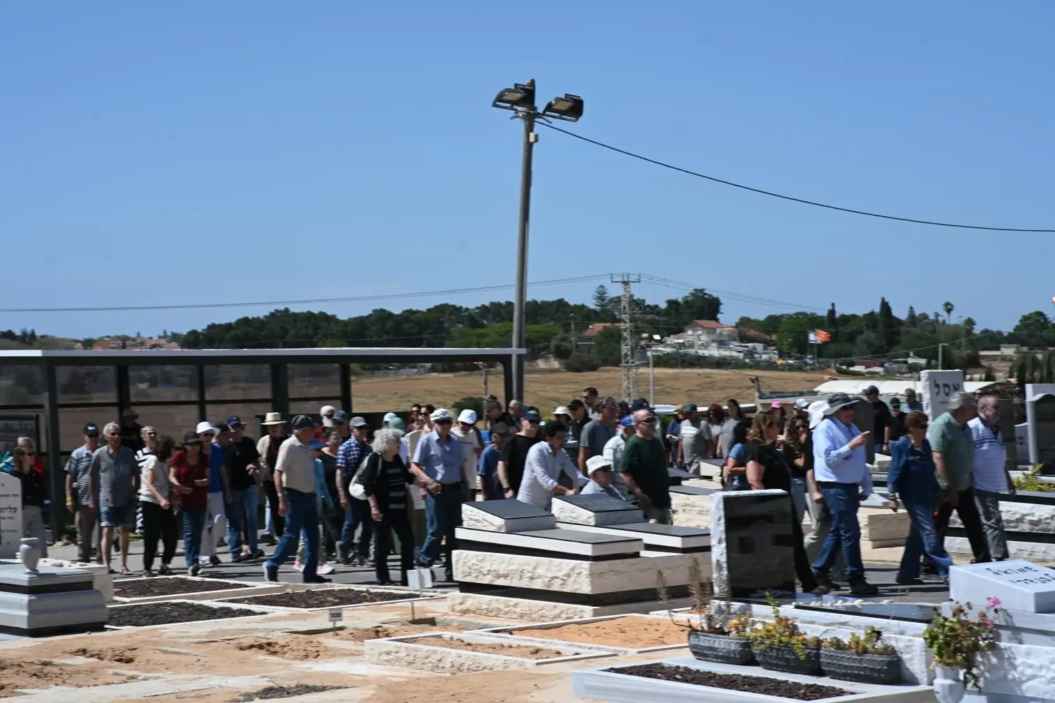 בשעה זו: הלוויתה של תמר קוץ, שאיבדה את בנה וכל משפחתו ב-7 באוקטובר