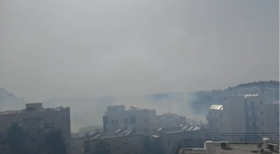 שריפה משתוללת בירושלים, סמוך לשכונת יפה נוף בין בתי מגורים: סכנה לקו הבתים הראשון