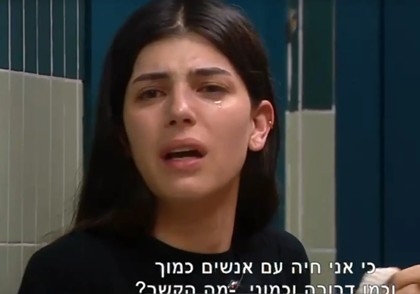 גלעד מתעסק באיבר המין של אלאיה - ומציג מופע בריוני, דוחה וזחוח