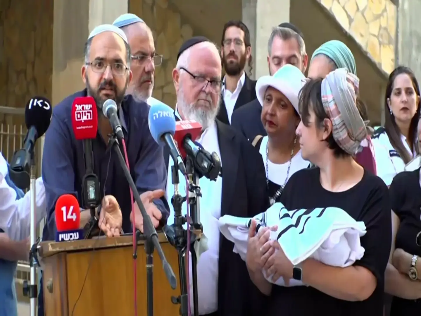 אביו של רביד חיים בהספד מצמרר: "לבי שבור פעמיים; אתמול פתחת עיניים - ונראית כמו מלאך"