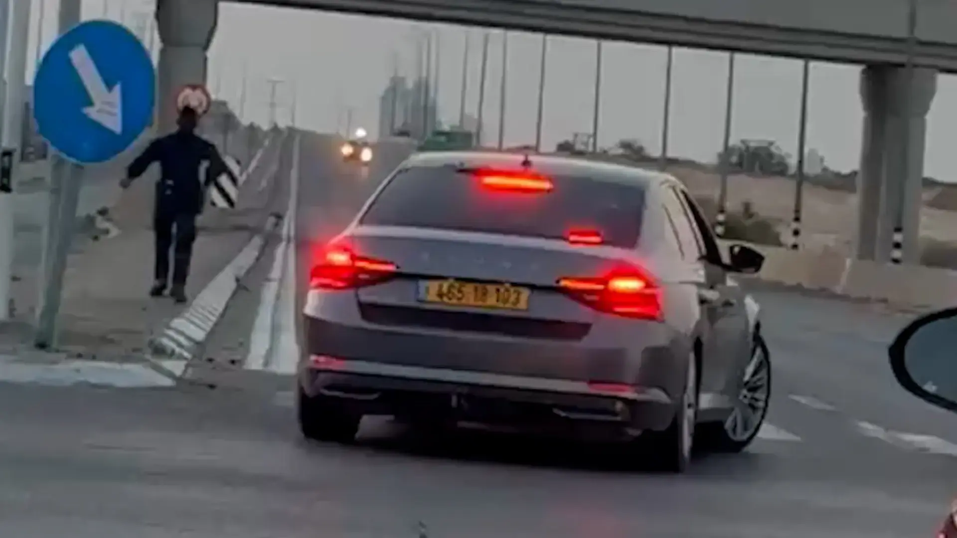 נסע נגד כיוון התנועה במהירות והתחמק מירי המשטרה | תיעוד