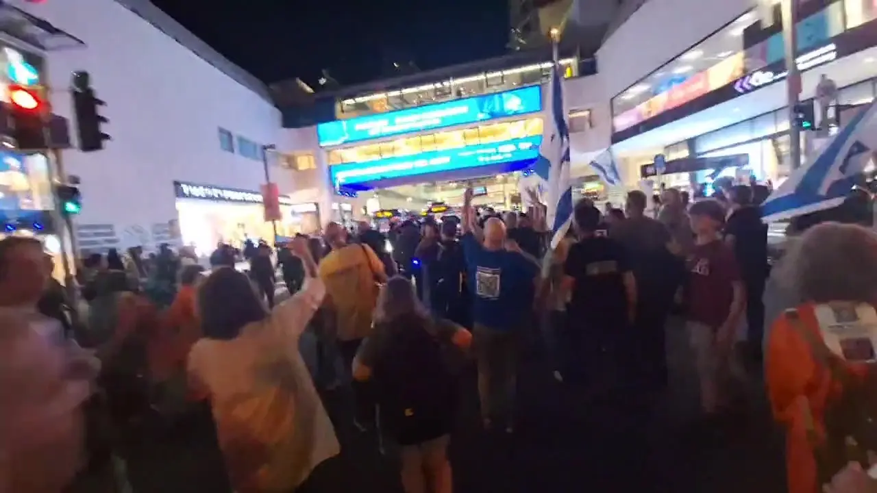מפגינים צועדים למצודת זאב בת"א; אלפים במחאת הימין בירושלים