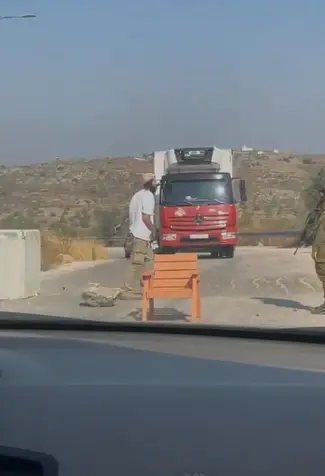 תיעוד: מתנחל חוסם וסוגר הדרך לכפר יאסוף מול עיני חיילים שמאפשרים לו לבצע את המהלך